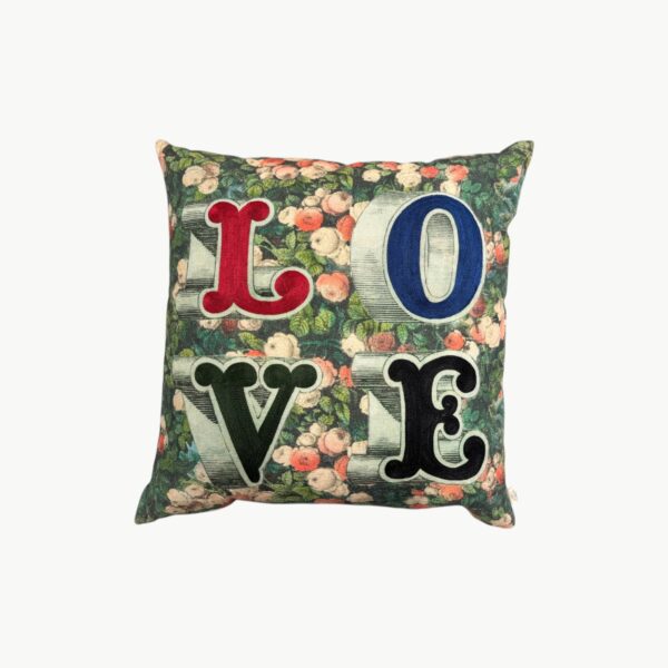 John Derian pyntepute med LOVE-tekst og blomster på grønn bakgrunn 50x50