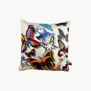 Designers Guild pyntepute med fargerike sommerfugler på lys bakgrunn 40x40