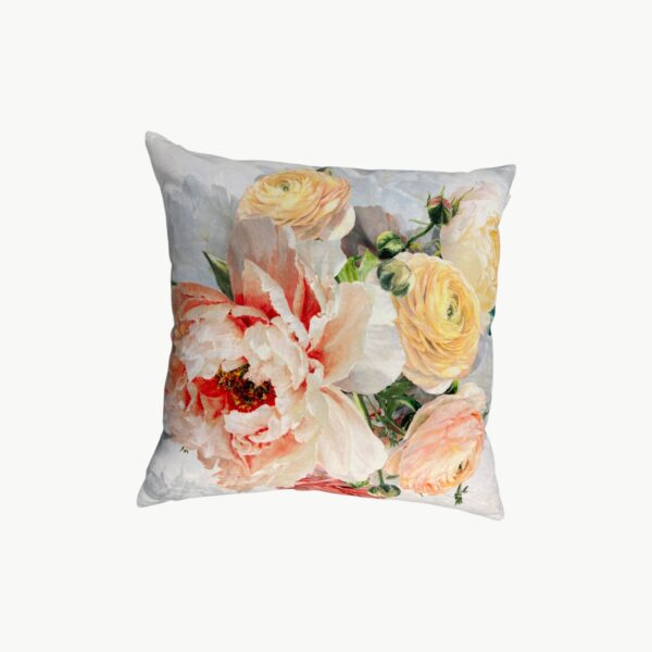 Designers Guild pyntepute med romantiske blomster i krem, rosa og ferskentoner 50x50