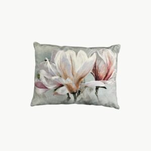 Designers Guild pyntepute med magnolia i hvite og rosa toner 55x40