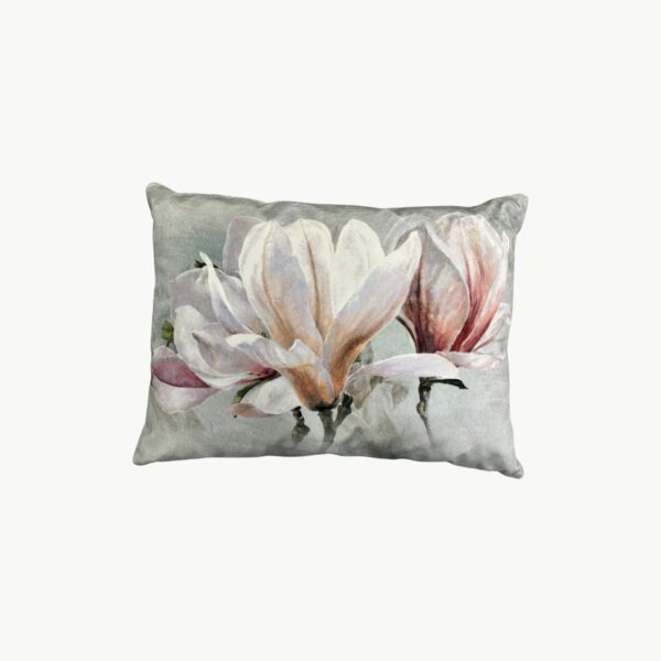 Designers Guild pyntepute med magnolia i hvite og rosa toner 55x40