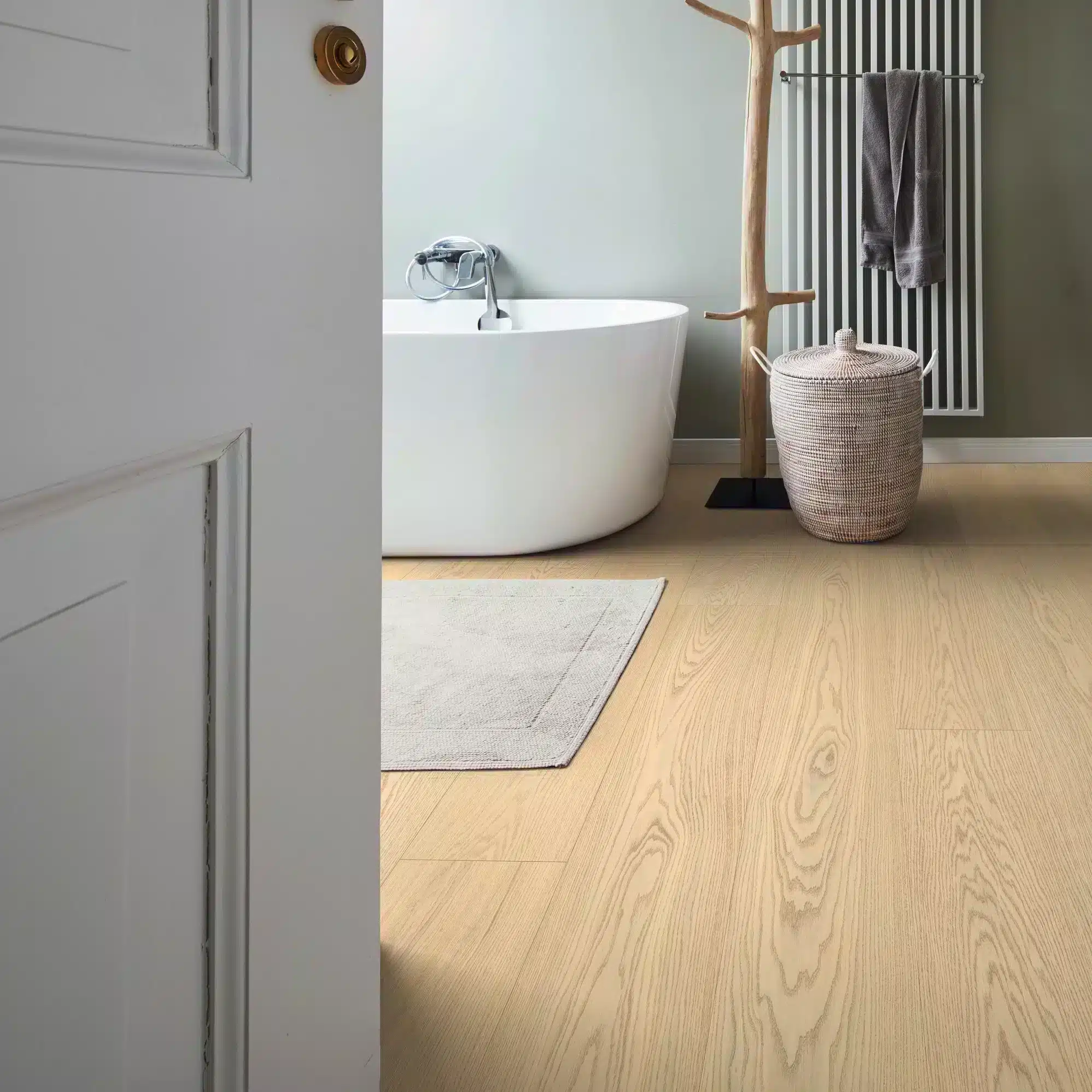 Laminatgulv på bad med moderne innredning og lyse flater