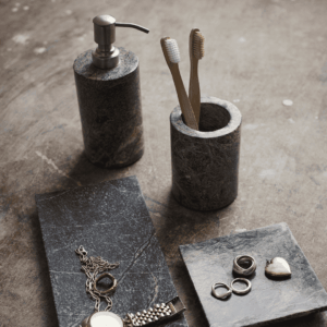 Muubs Vita tannbørsteholder i Seagrass marmor på baderom med naturlig og rolig uttrykk