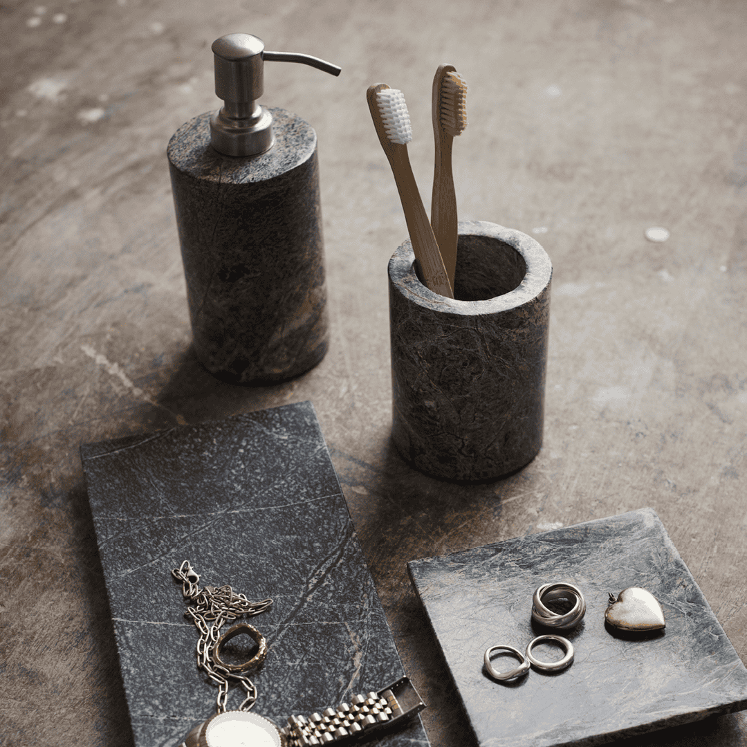 Muubs Vita tannbørsteholder i Seagrass marmor på baderom med naturlig og rolig uttrykk