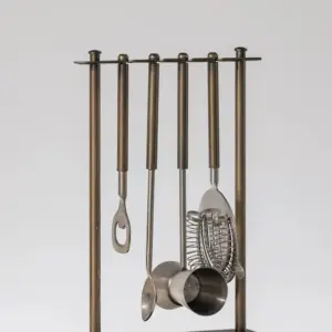 Coruna barsett med verktøy i messing og stativ i tre