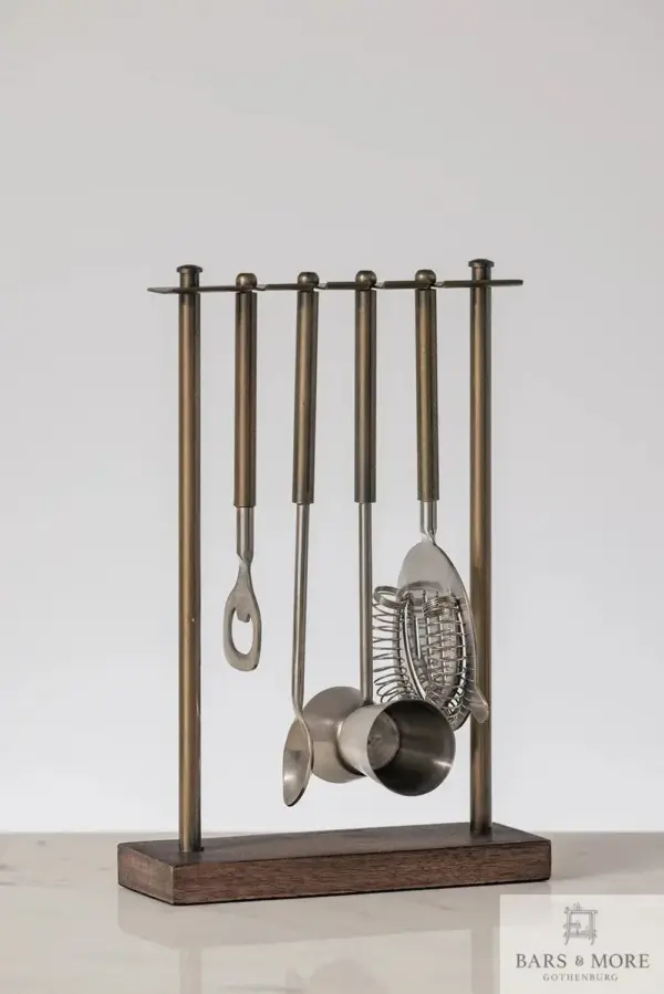 Coruna barsett med verktøy i messing og stativ i tre