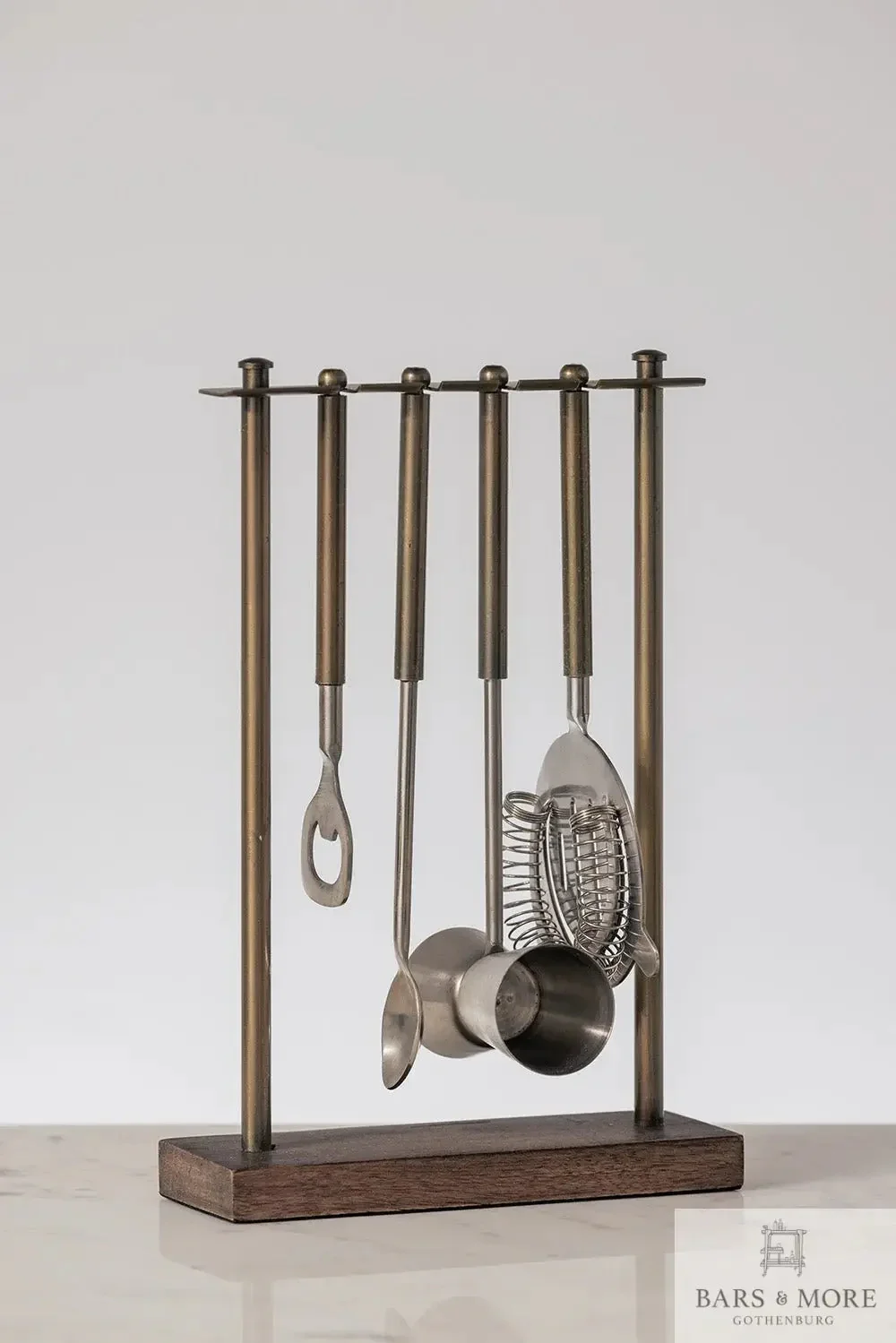 Coruna barsett med verktøy i messing og stativ i tre