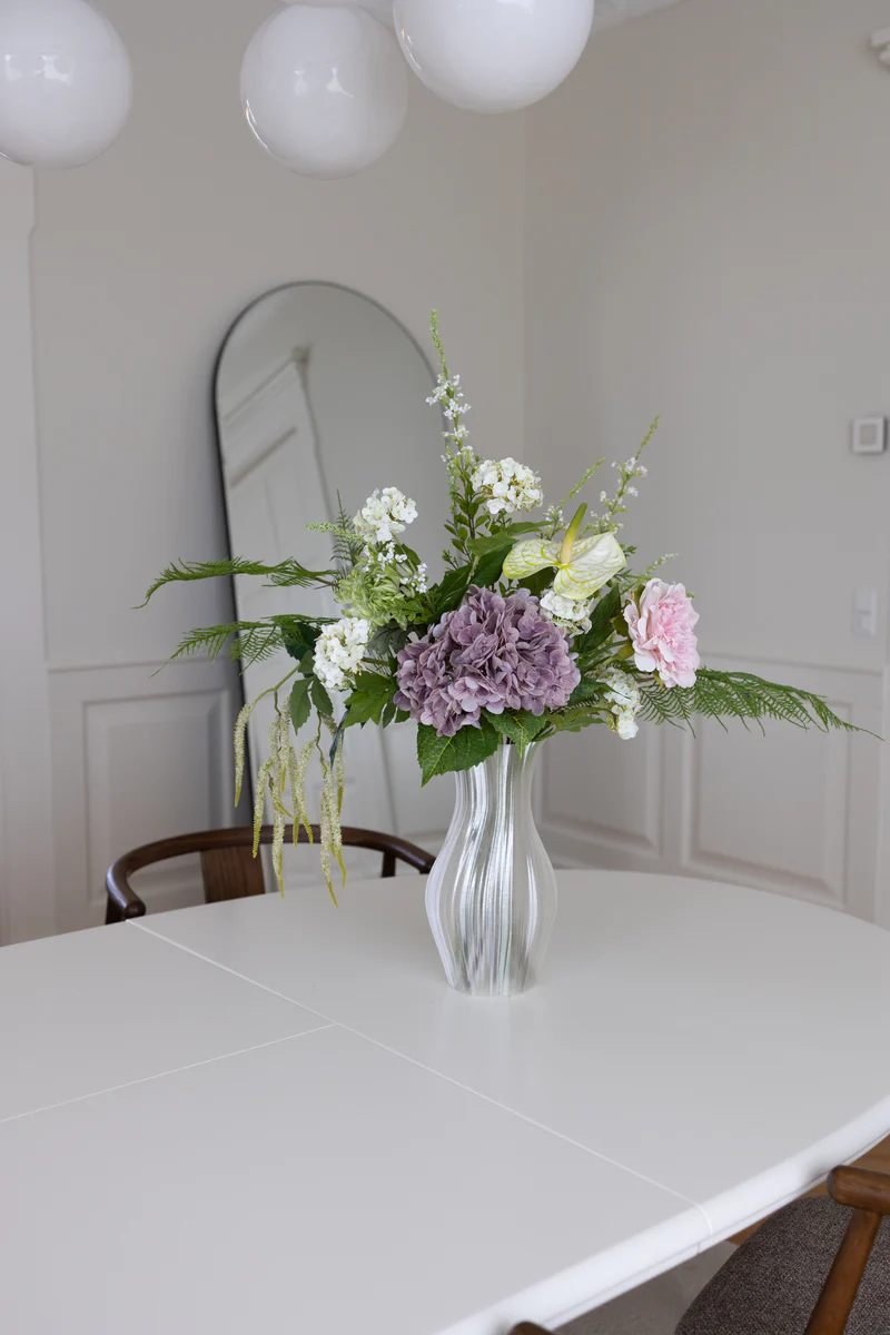 Blomsterbukett i vase på bord – naturlig og bærekraftig interiør