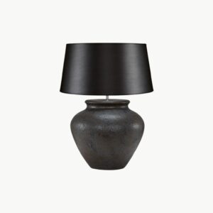 Brun-svart bordlampe i keramikk med strukturert overflate og urneform