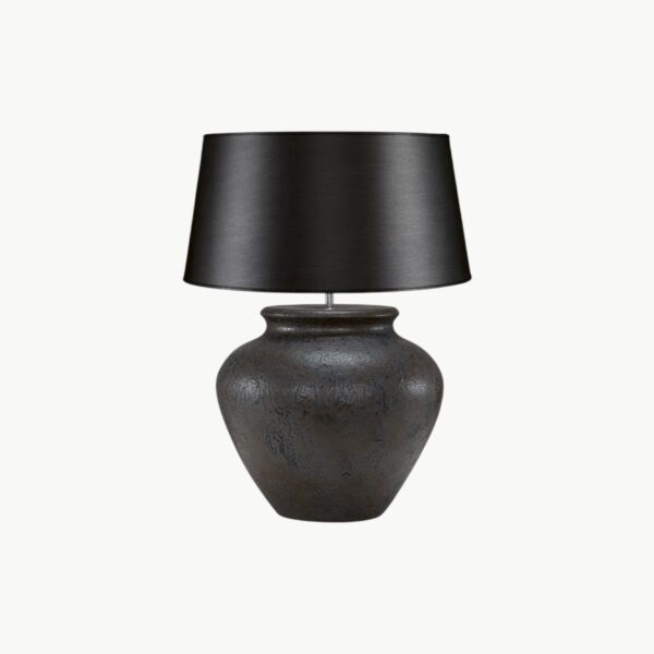 Brun-svart bordlampe i keramikk med strukturert overflate og urneform