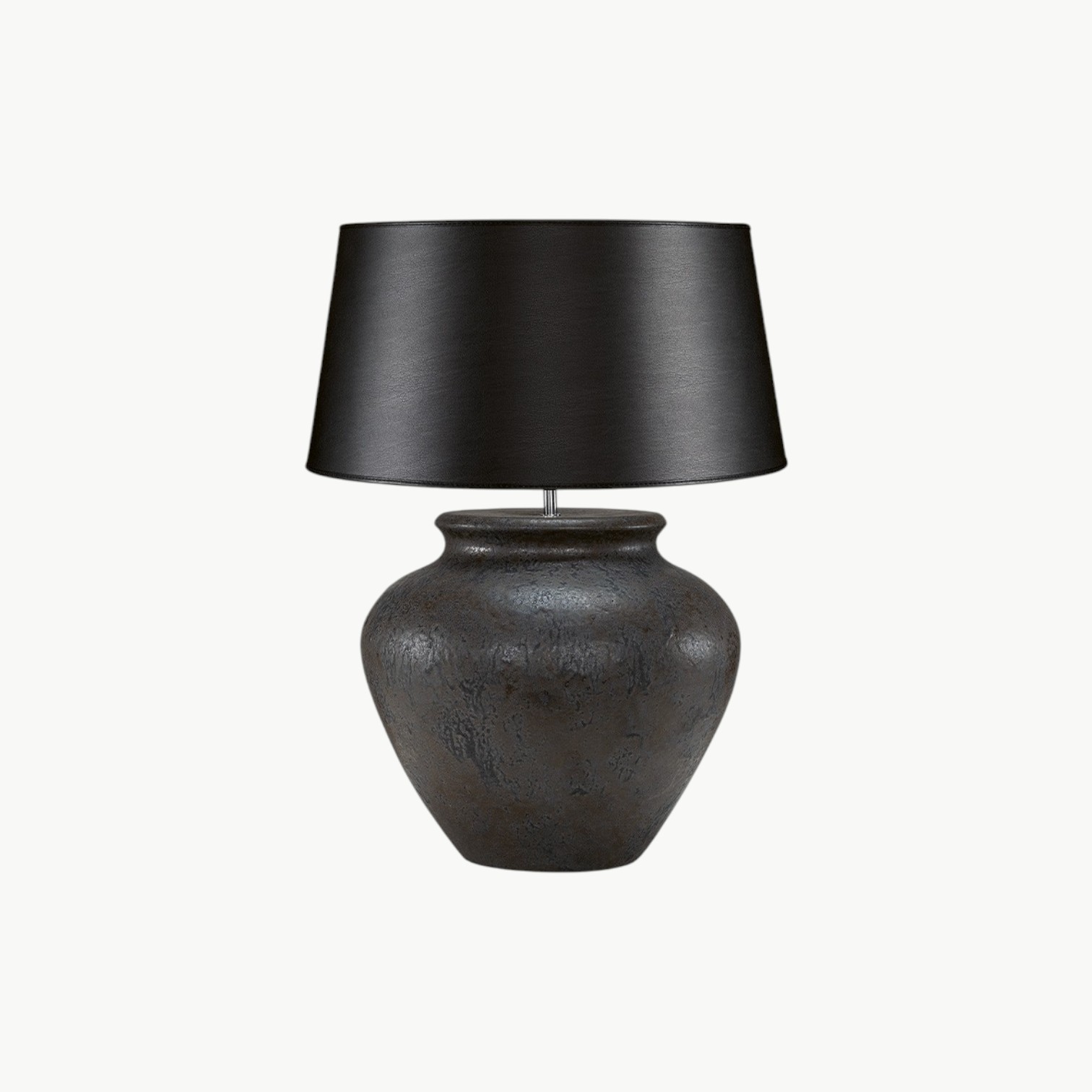 Brun-svart bordlampe i keramikk med strukturert overflate og urneform