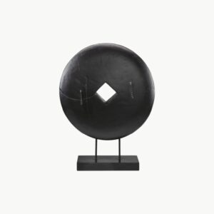 Rund statue i svart mangotre med geometrisk utskjæring og base