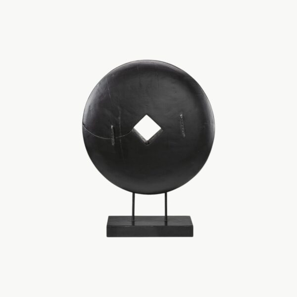 Rund statue i svart mangotre med geometrisk utskjæring og base