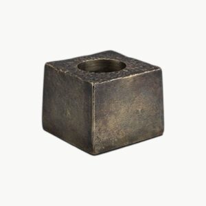 Telysholder i metall med firkantet form i antikk messing