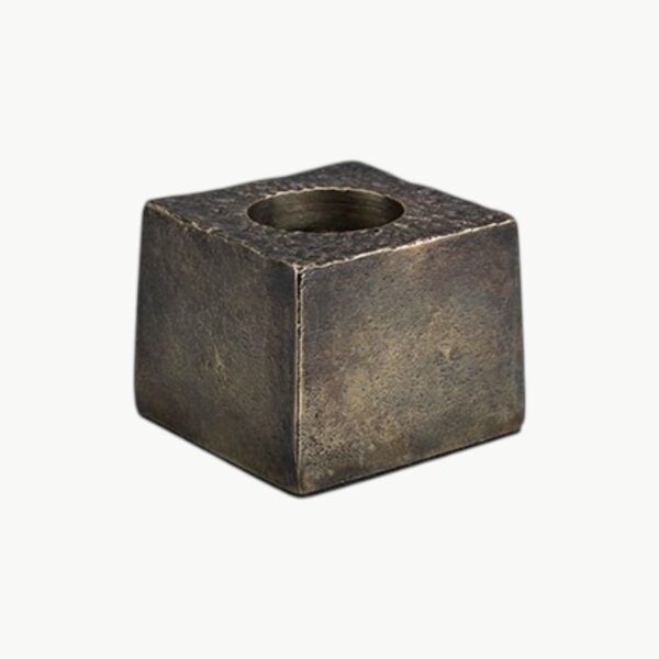 Telysholder i metall med firkantet form i antikk messing