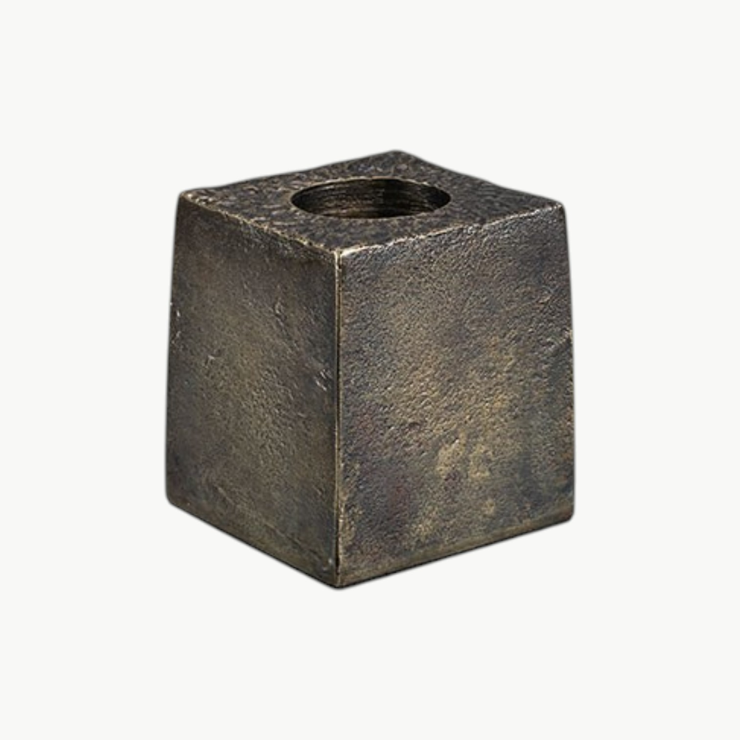 Telysholder i metall med firkantet form i antikk messing