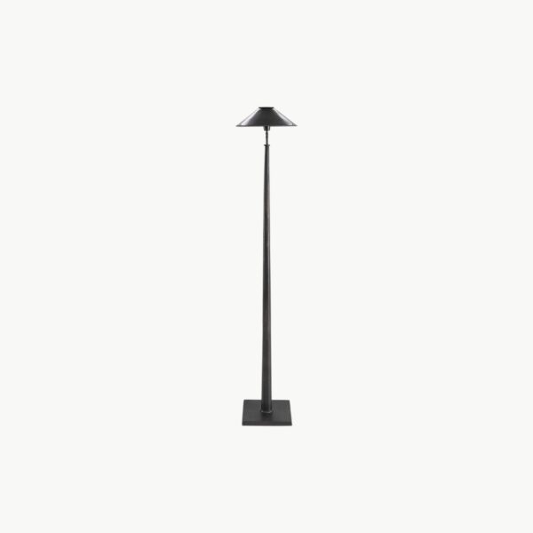 Gulvlampe i metall med slankt design i antikk bronse