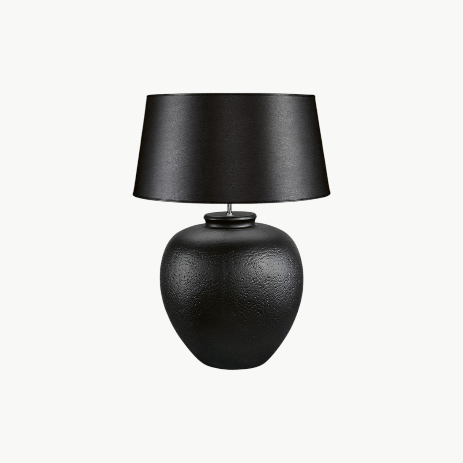 Svart bordlampe i keramikk med strukturert overflate og rund form