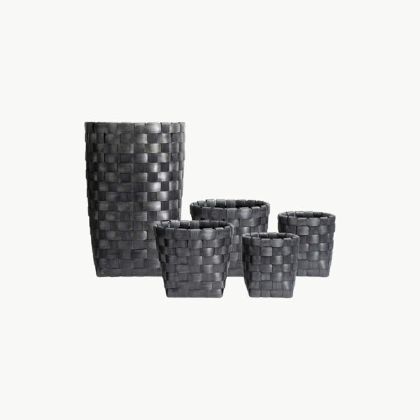 Flettede oppbevaringskurver i sort chipwood