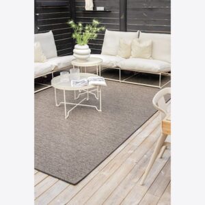 Måltilpasset terrasseteppe brun i natur på en terrasse med møbler