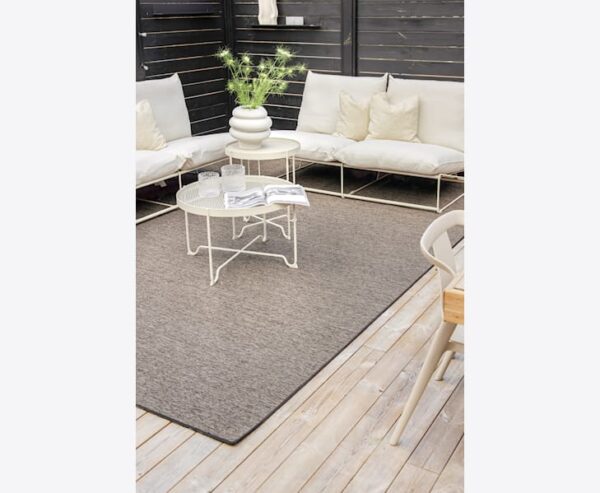 Måltilpasset terrasseteppe brun i natur på en terrasse med møbler