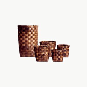 Oppbevaringskurver i mørkebrun trefiner med flettet design