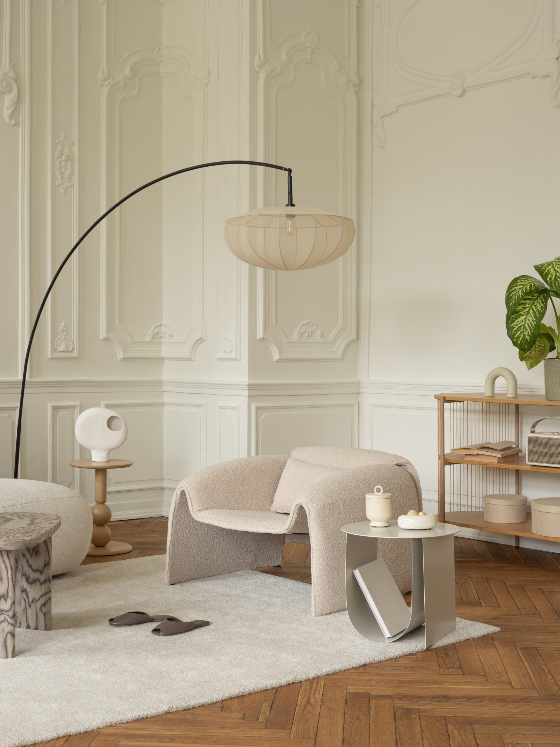 Stue med buede møbler, myke former og naturlige materialer – interiørtrender 2026
