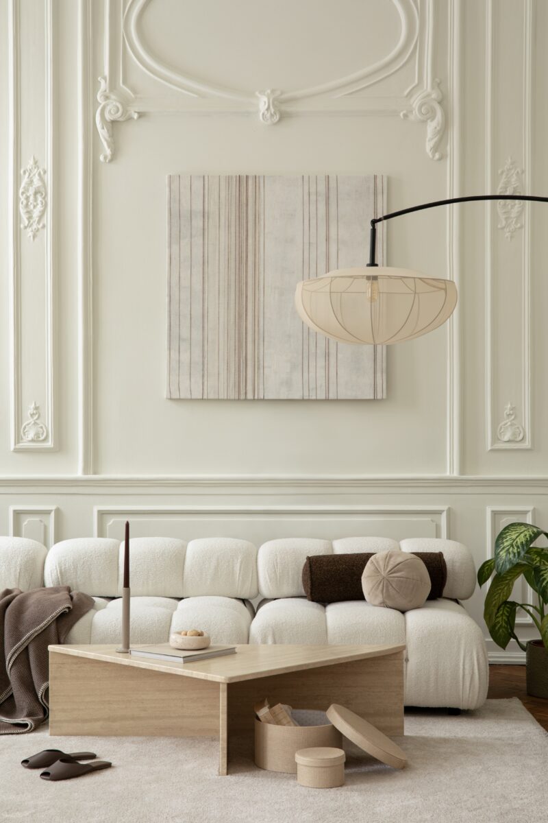 Stue med sofa, trebord og dekor i varme jordtoner