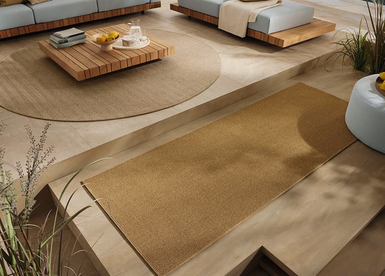 Utetepper fra JAB ANSTOETZ, Oasis og Sol fra Soho-kolleksjonen, i dempede naturtoner som gir et rolig og gjennomført uttrykk.