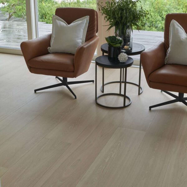 Herdet tregulv Ecowood Lys Sand i eik med 270 mm brede planker og ultramattlakkert overflate