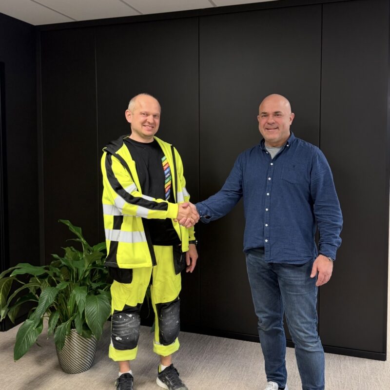 Gratulerer til Pavlo med bestått fagprøven som gulvlegger