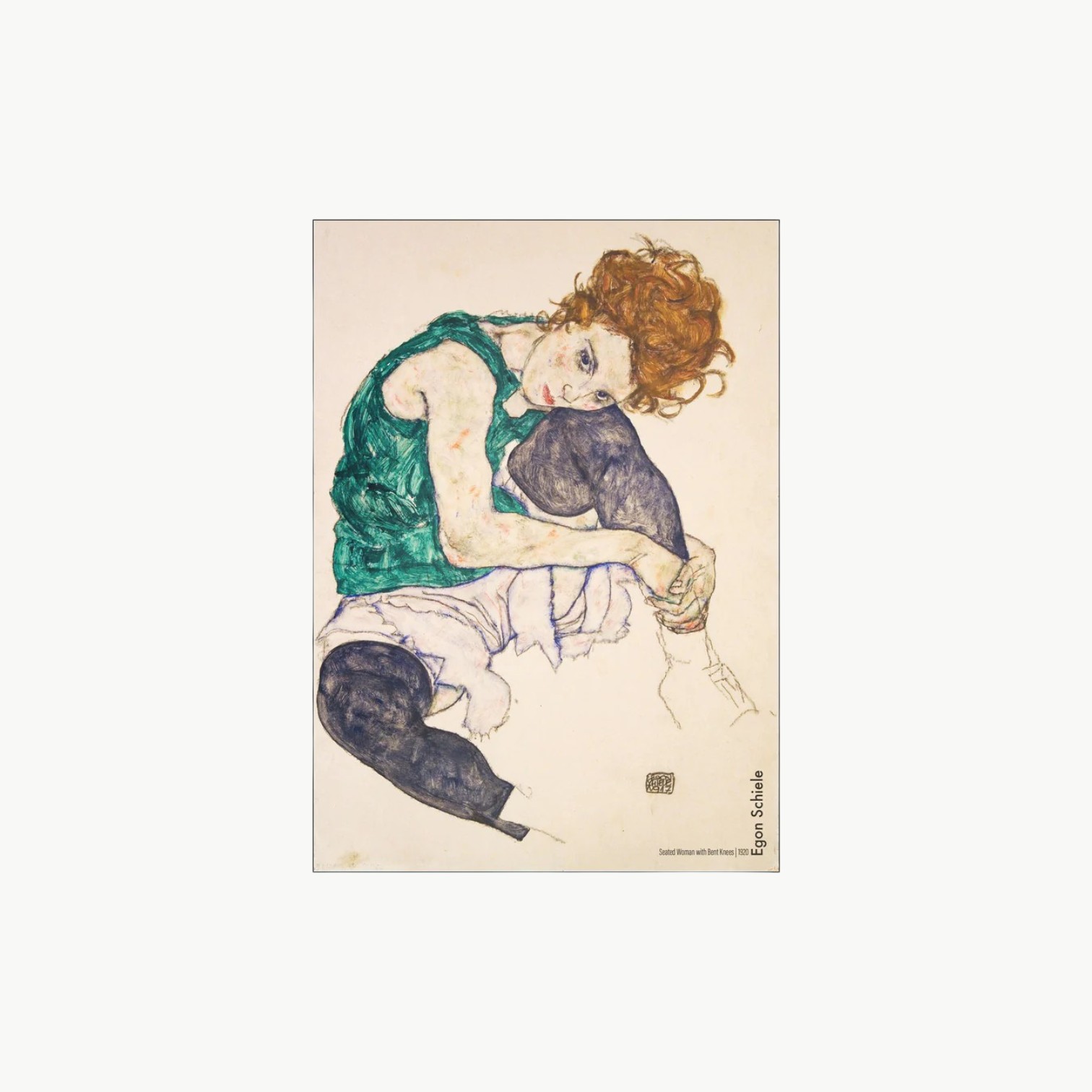 Plakat med motivet Sittende kvinne med bøyde knær av Egon Schiele i grønne og beige toner