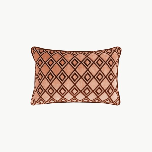 Pyntepute Brent 40 x 60 cm med geometrisk rombemønster i dusty pink
