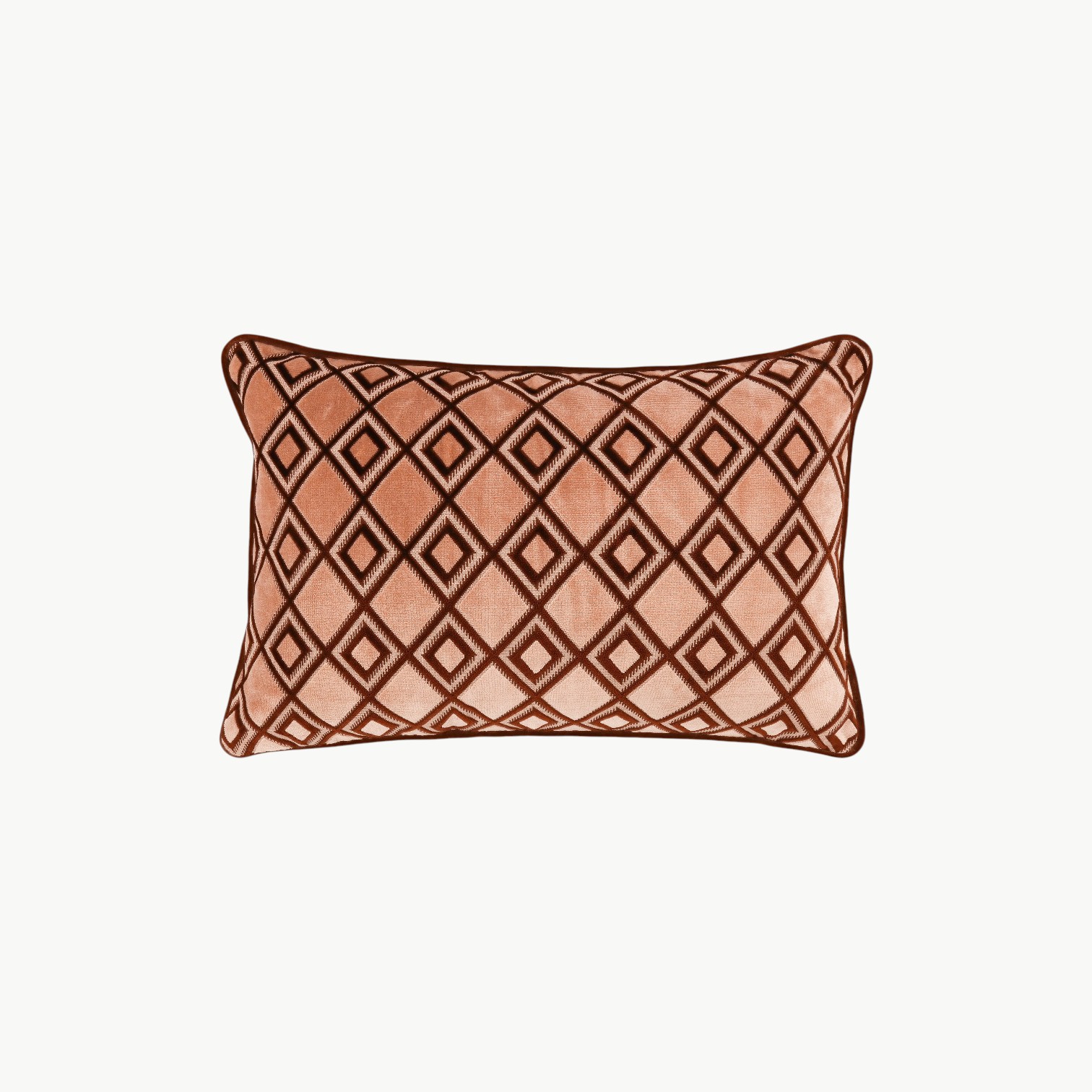 Pyntepute Brent 40 x 60 cm med geometrisk rombemønster i dusty pink