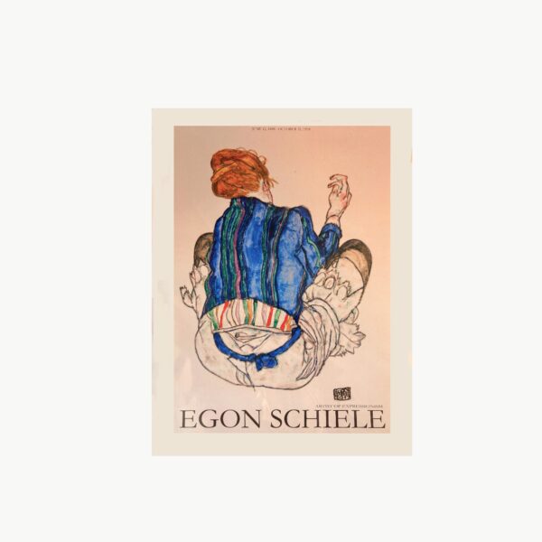 Plakat med sittende kvinne sett bakfra av Egon Schiele i uttrykksfull stil