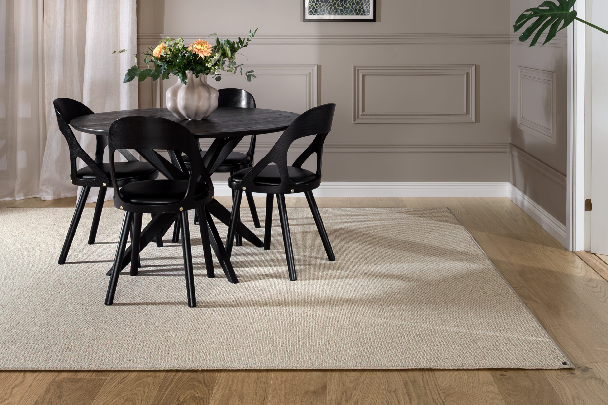 Poppy Wool vegg til vegg teppe er vevd i 100 % ull og tåler høy trafikk