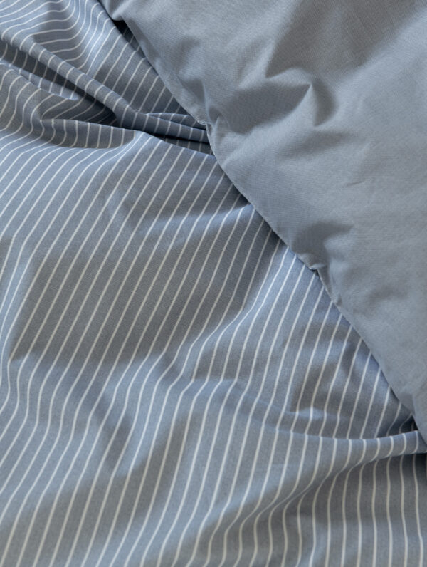 Høie Hugo mørk denimblå sengesett, detalj i miljø