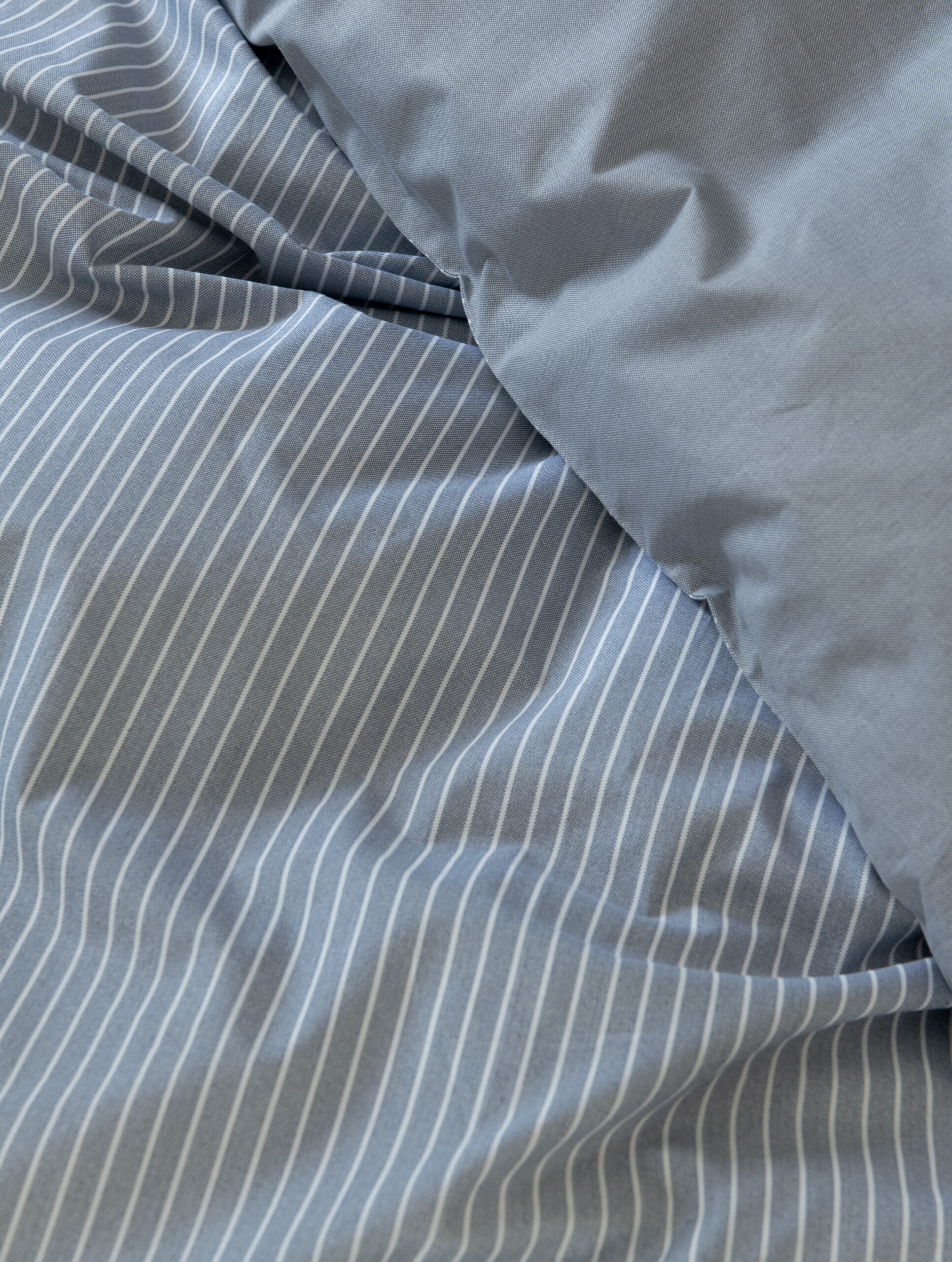 Høie Hugo mørk denimblå sengesett, detalj i miljø