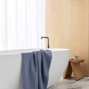 Høie Moment håndkle denimblå på badet
