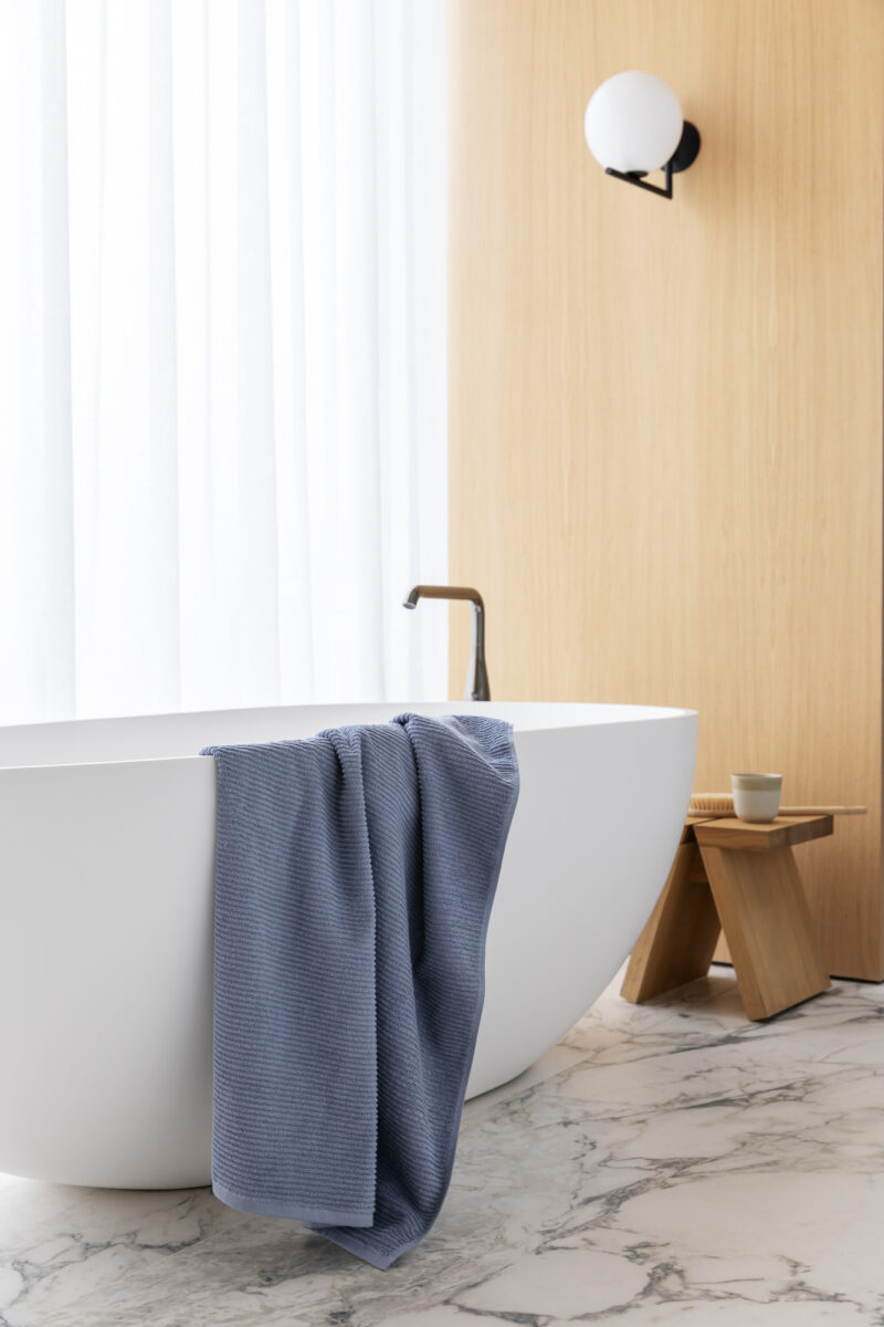 Høie Moment håndkle denimblå på badet