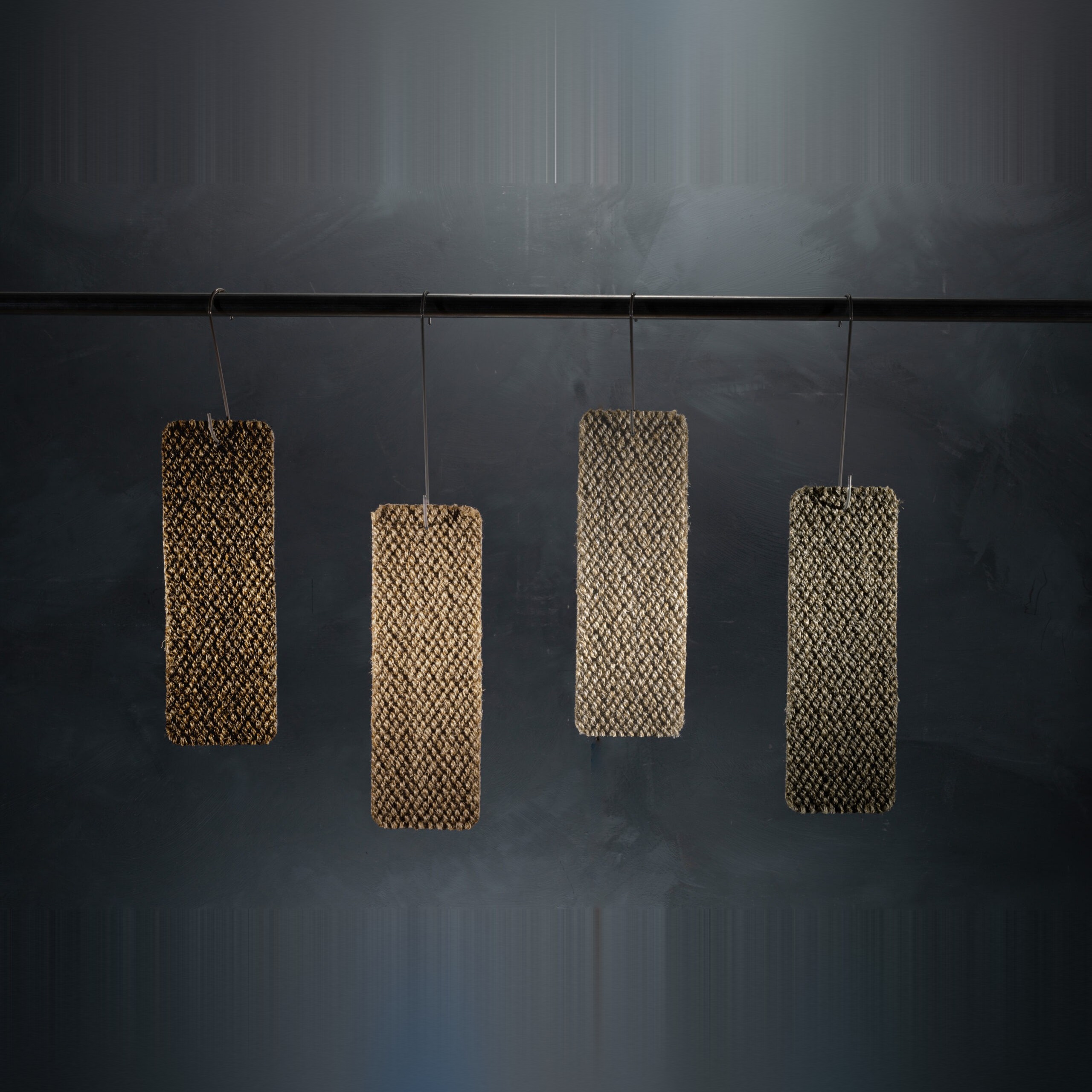 Teppeprøver Sisal Rustic i ulike farger hengende på rekke