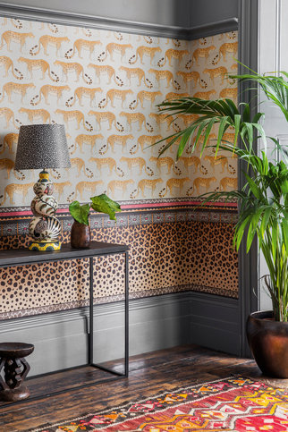 Leopard Walk Sand tapet fra Cole & Son – botanisk mønster i varme, jordnære toner egnet for entré