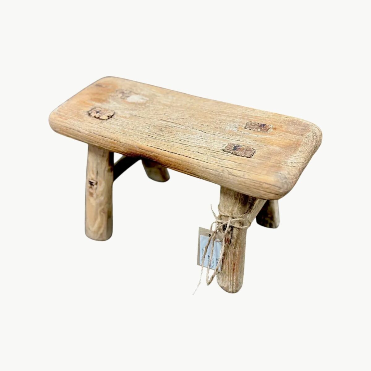 Liten firkantet vintage krakk i slitt tre med synlig patina