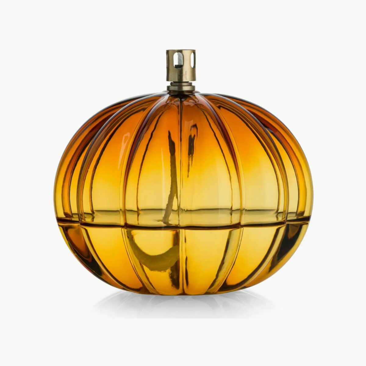 Aurora oljelampe 14 cm i amber fra Hadeland Glassverk – munnblåst rund glasslampe med vakker optisk struktur og gyllen glød.