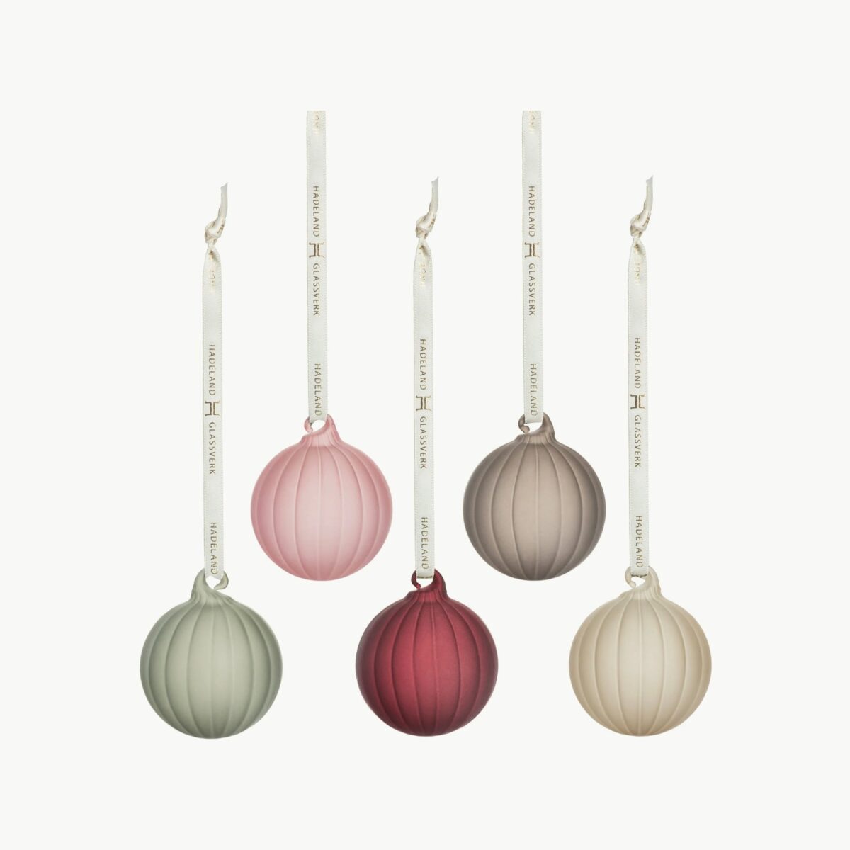HG Jul glasskuler frostet mini 5 pk fra Hadeland Glassverk – fem små julekuler i matte, frostede farger med silkebånd.