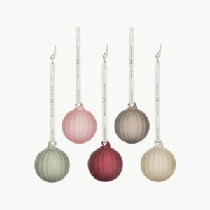 HG Jul glasskuler frostet mini 5 pk fra Hadeland Glassverk – fem små julekuler i matte, frostede farger med silkebånd.