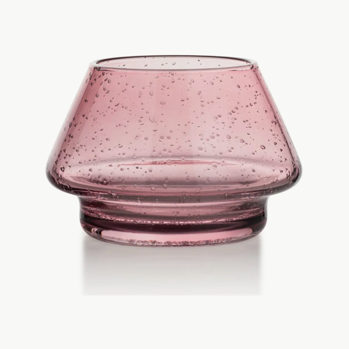 Gran lyslykt i rosa glass med bobler fra Hadeland Glassverk, med tent telys som sprer varmt og stemningsfullt lys.