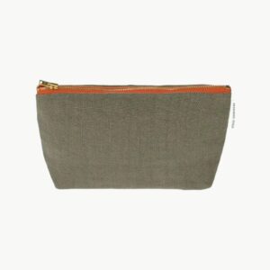 Brera Lino washbag i Walnut fra Designers Guild, liten toalettmappe i vasket lin med glidelåslukking.