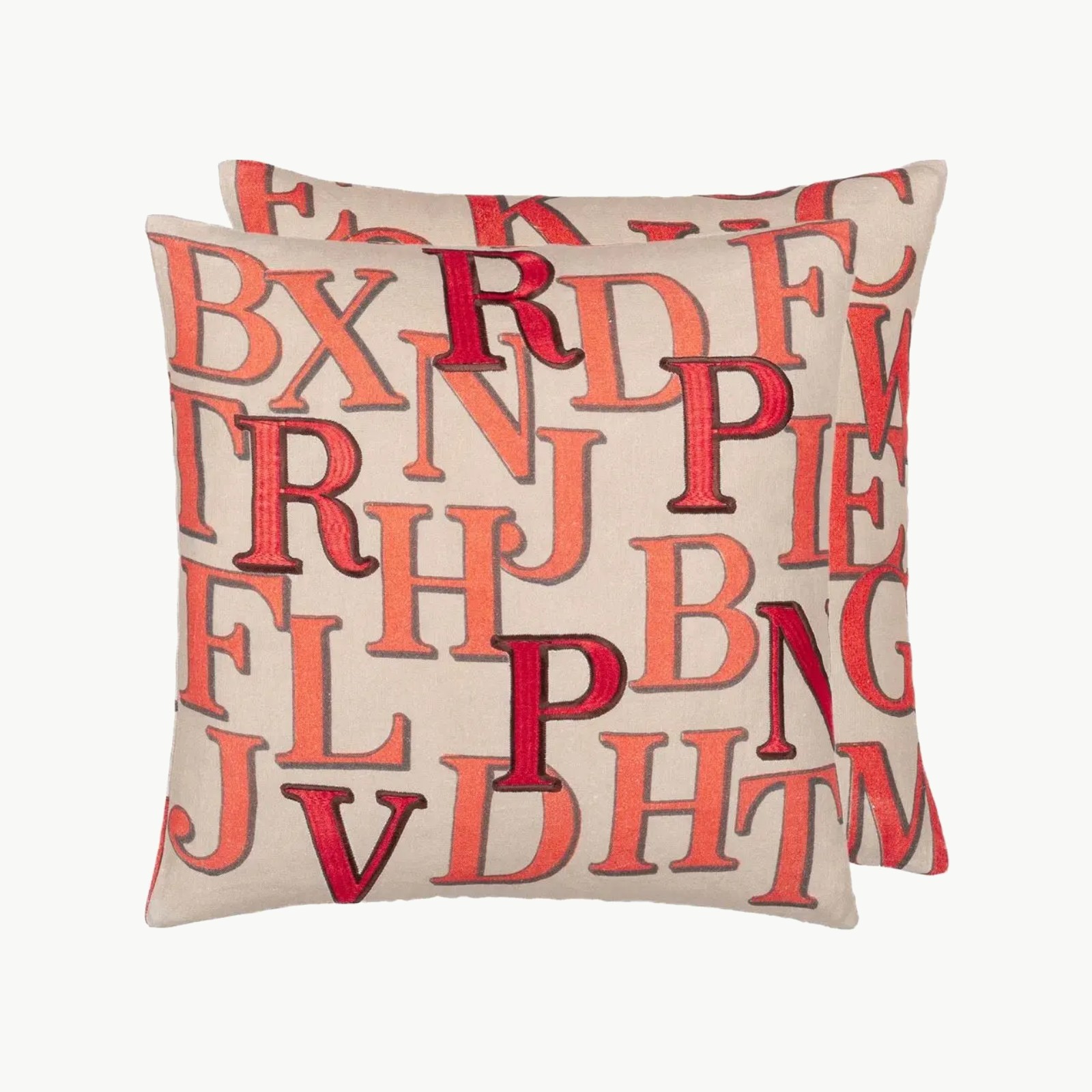 Dekorativ pyntepute med alfabetbokstaver i klassisk typografisk stil på pergamentfarget bakgrunn, 50 x 50 cm