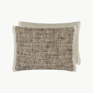 Pradelles Zinc pyntepute fra Designers Guild – elegant tweedstruktur i nøytrale toner med kobber og nøttefarger. Perfekt som dekorativ sofapute.